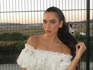 DUA LIPA身着CHLOÉ亮相 2026 SUNNY HILL 音乐节