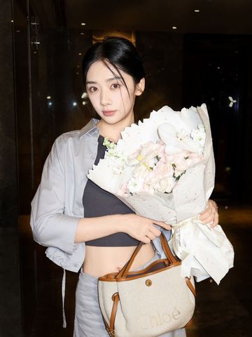 众星演绎 CHLOÉ CLOVER两用手袋  随性构型解锁秋日多元风尚