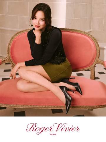 ROGER VIVIER 倾情呈献2026/27秋冬系列广告大片 由全球品牌代言人辛芷蕾演绎