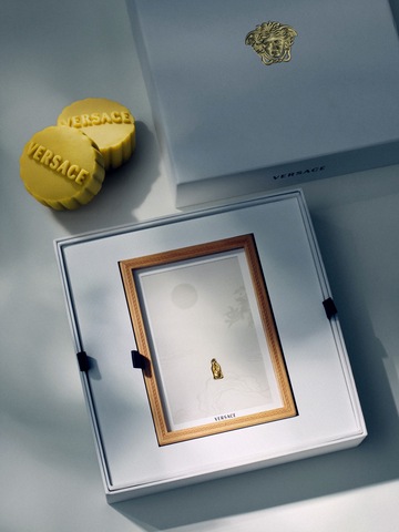 Versace“桂宫玉兔”礼盒
