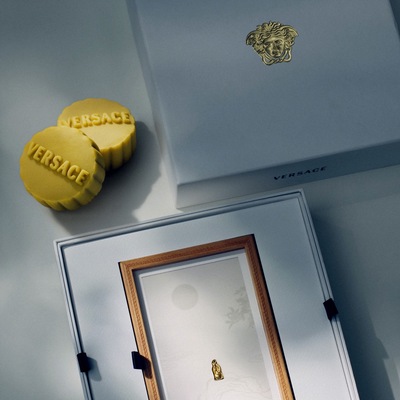 Versace“桂宫玉兔”礼盒