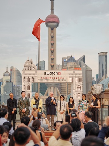 瑞士斯沃琪隆重推出特别系列，庆祝斯沃琪和平饭店艺术中心成立 15 周年