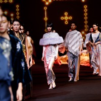 大河起嫵 | 上海时装周嫵WOO 2027春夏典藏大秀发布