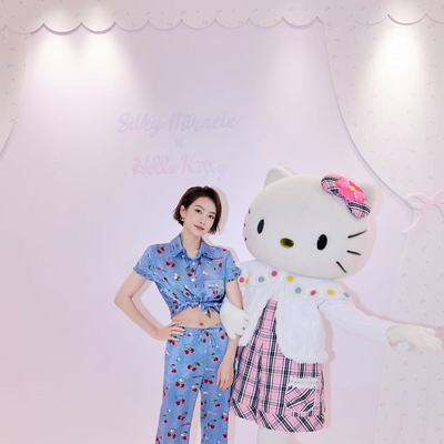 SILKY MIRACLE 呈献全新Hello Kitty联名系列｜全球品牌代言人宋茜活力亮相