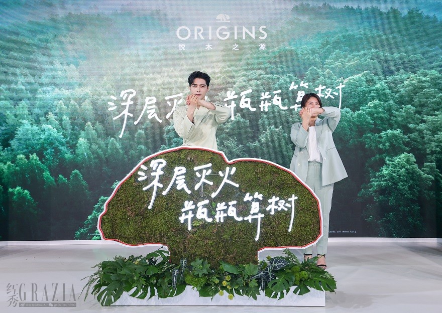 dmyzx20220907131952.jpg ORIGINS悦木之源总经理李威女士与ORIGINS悦木之源首席植御大使阿云嘎现场体验“灭火舞”.jpg