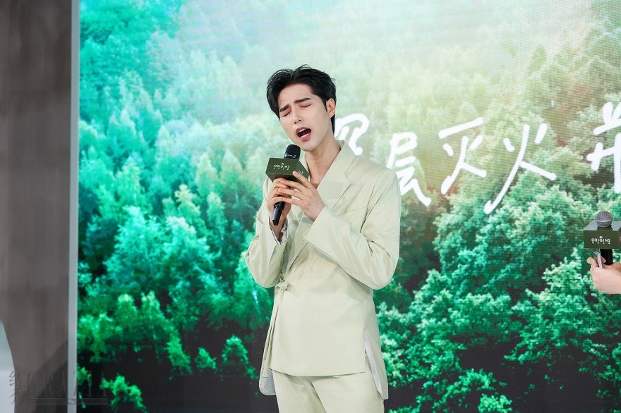 ogqnq20220907131610.jpeg ORIGINS悦木之源首席植御大使阿云嘎先生在“悦木之源 深层灭火 瓶瓶算树”植愈公益活动现场哼唱《海的尽头是草原》.jpeg